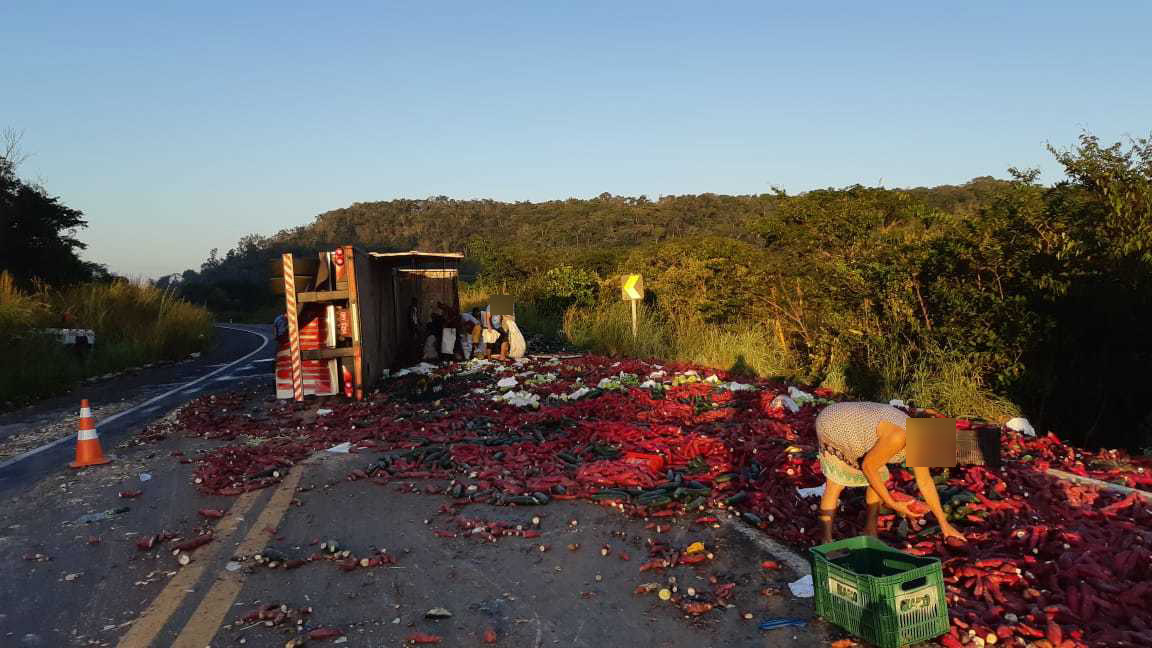 Carreta com verduras tomba na BR-343 entre Altos e Campo Maior e tem mercadoria saqueada